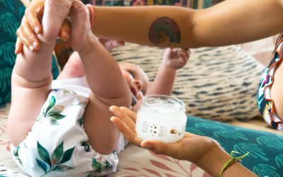 Guía para hacerle un masaje Shantala con aceite de coco a tu bebé